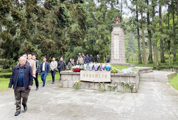 南昌市政建設集團組織黨員干部上井岡山開展黨史學習教育6008.jpg
