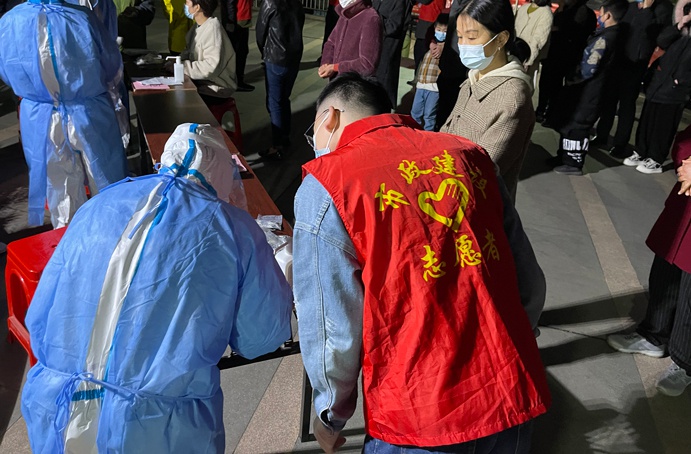 南昌市政建設集團協助青云譜區祥和社區開展核酸檢測6911.jpg